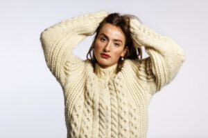 Klimaatkabeltrui Warmetruiendag – vooraangezicht dame – Foto Eva Broekema